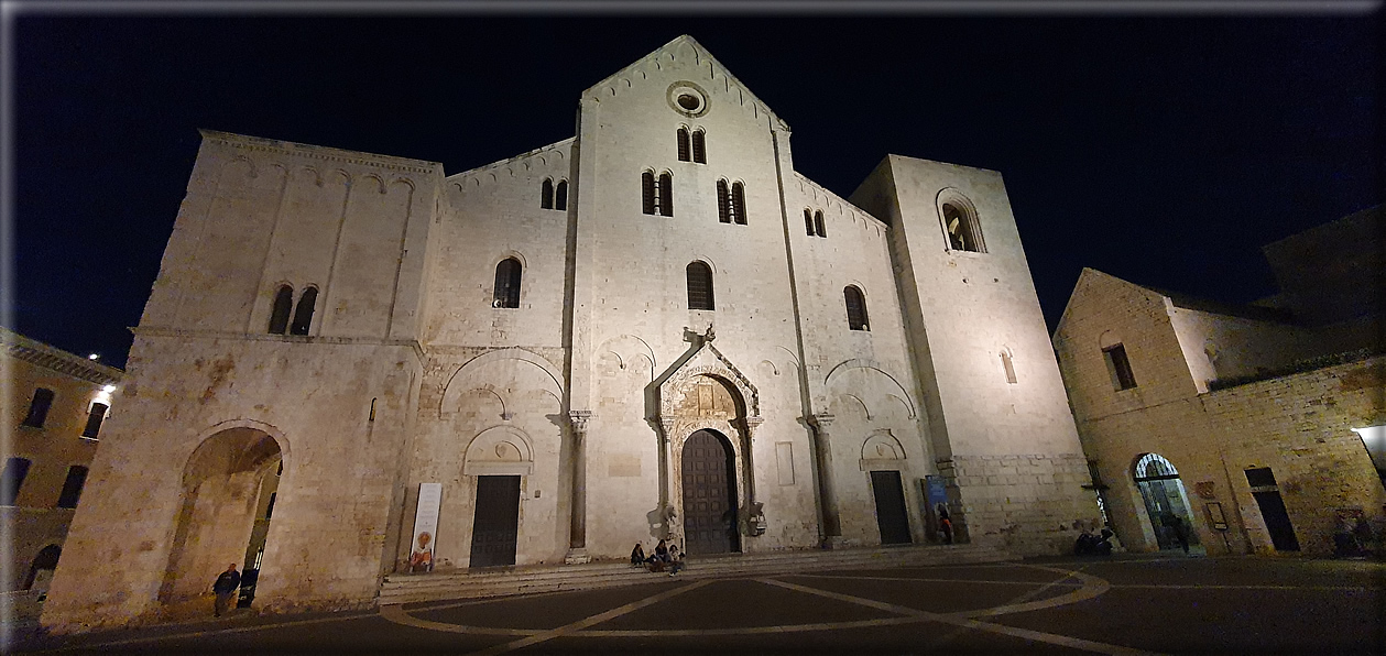 foto Bari di notte